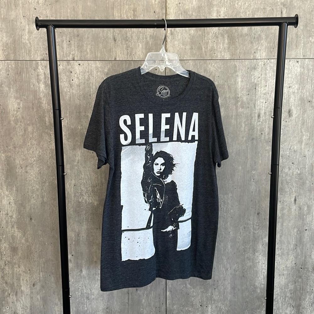 Selena tee